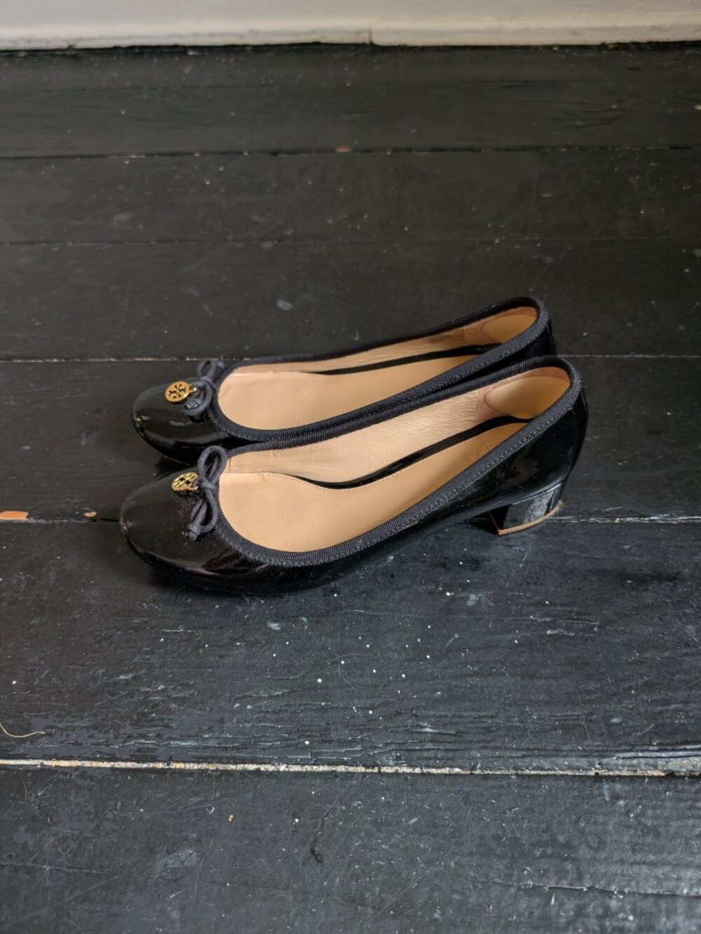 tory burch chelsea black patent leather bow logo pumps (7.5) - Picture 6 of 8